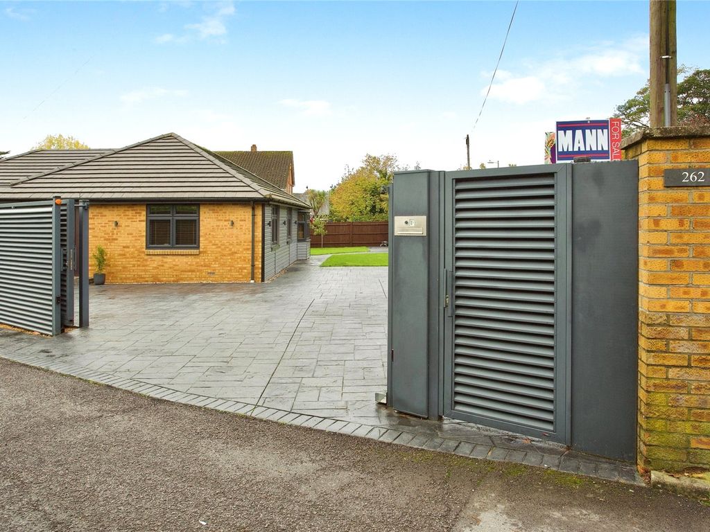 3 bed bungalow for sale in Warsash Road, Warsash, Southampton