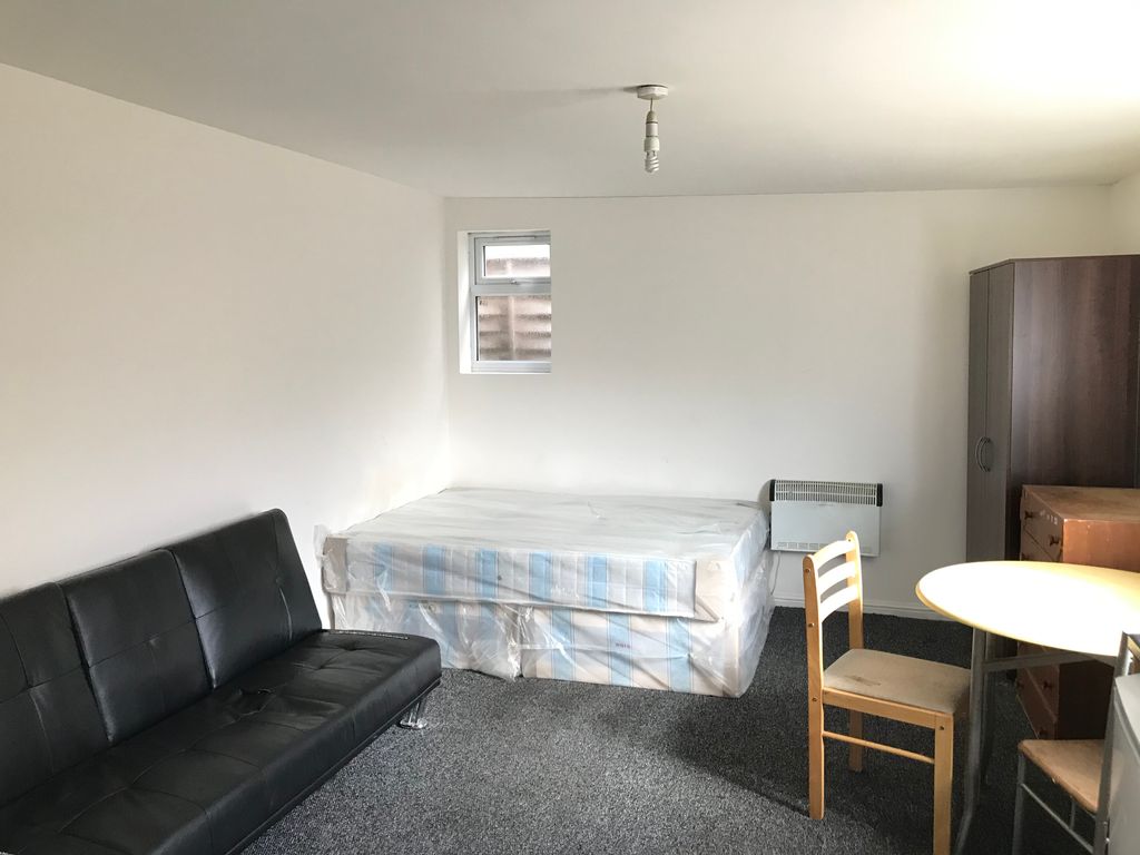 Studio to rent in Hanworth Road, Hounslow TW3 Zoopla