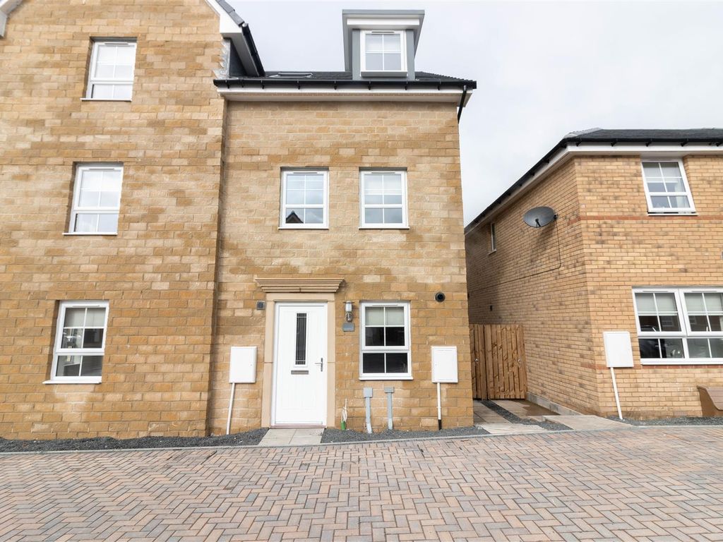 3 bed semidetached house to rent in Clematis Court, West Meadows