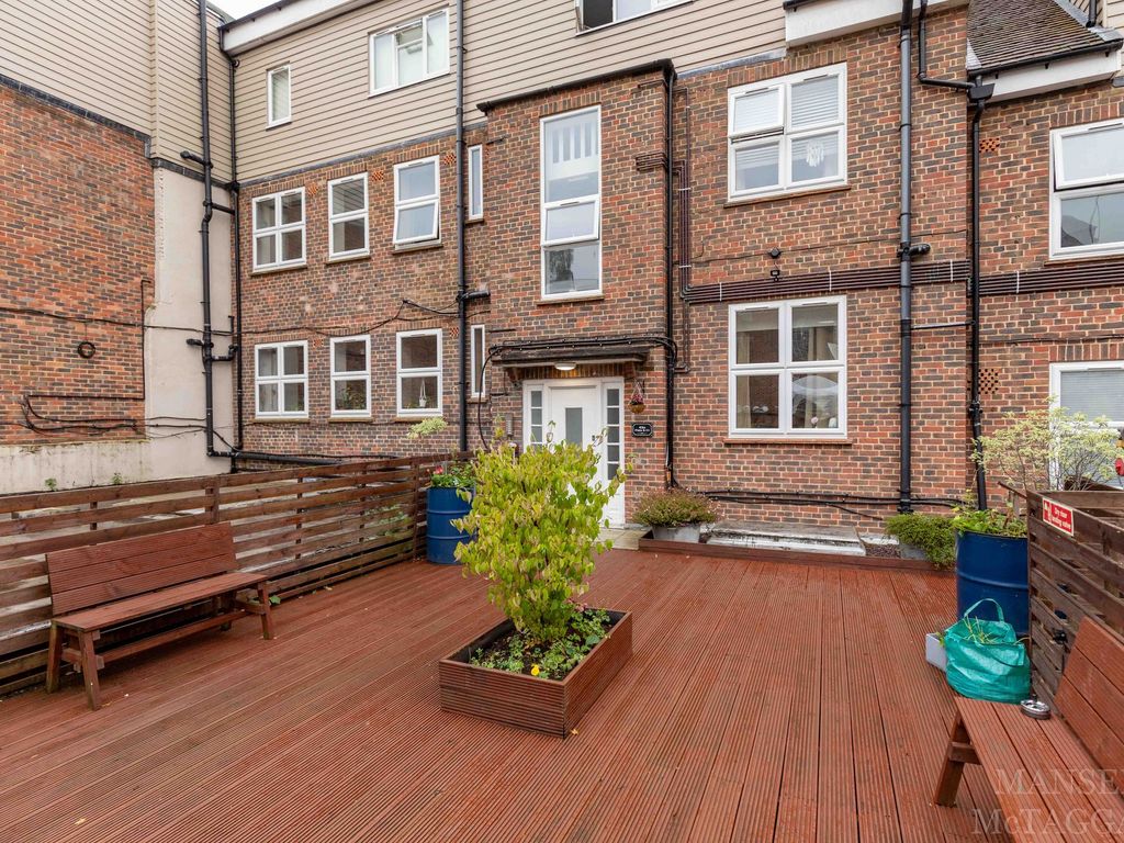 2 bed flat for sale in London Road, East Grinstead RH19, £220,000 Zoopla