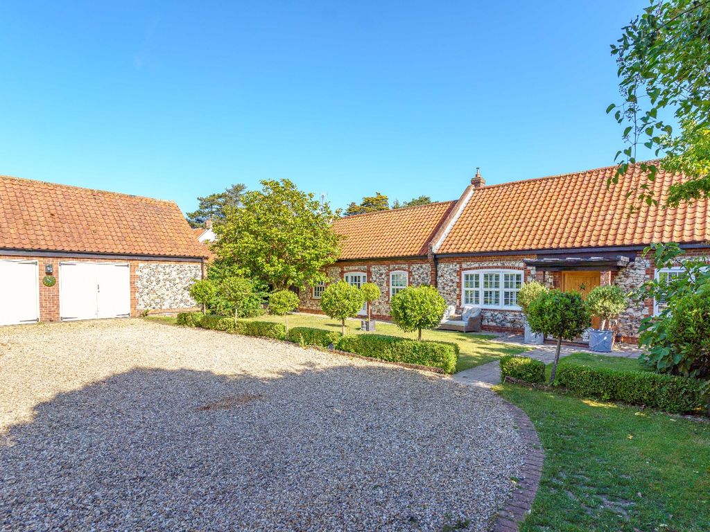 4 bed barn conversion for sale in Le Strange Court, High Street