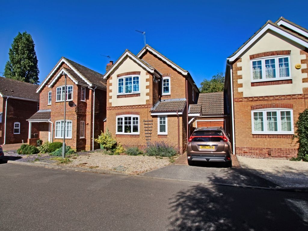 3 bed linkdetached house for sale in Holly Drive, Lavender Grange