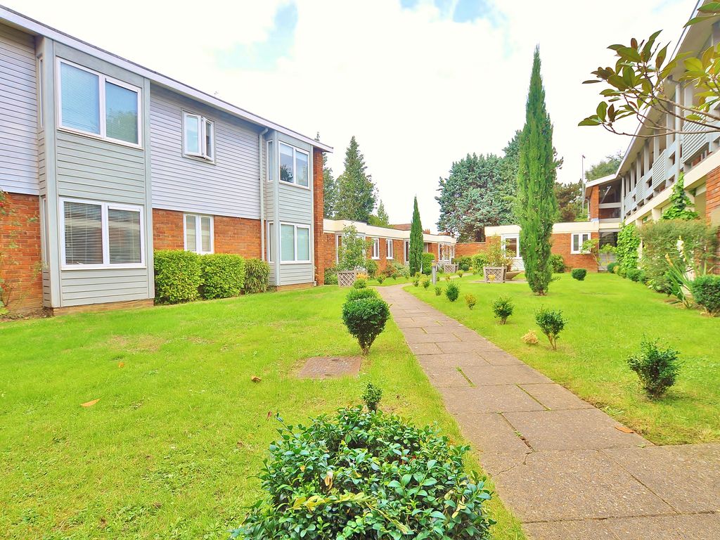 1 bed flat to rent in Mathon Court, Cross Lane, Guildford, Surrey GU1