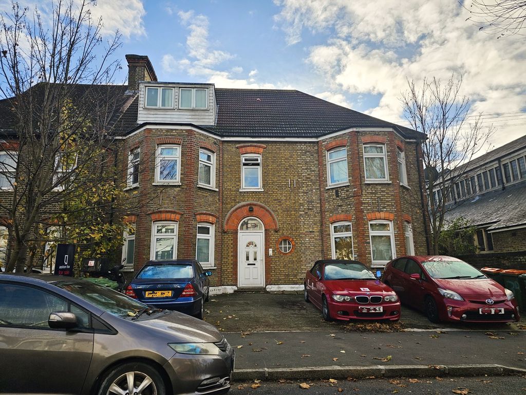 3 bed flat for sale in Chester Road, Chester Road, Forest Gate E7, £