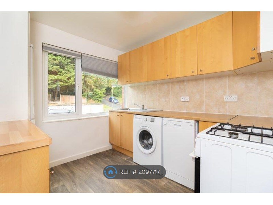 2 bed flat to rent in High Trees Court, Caterham CR3, £1,650 pcm Zoopla