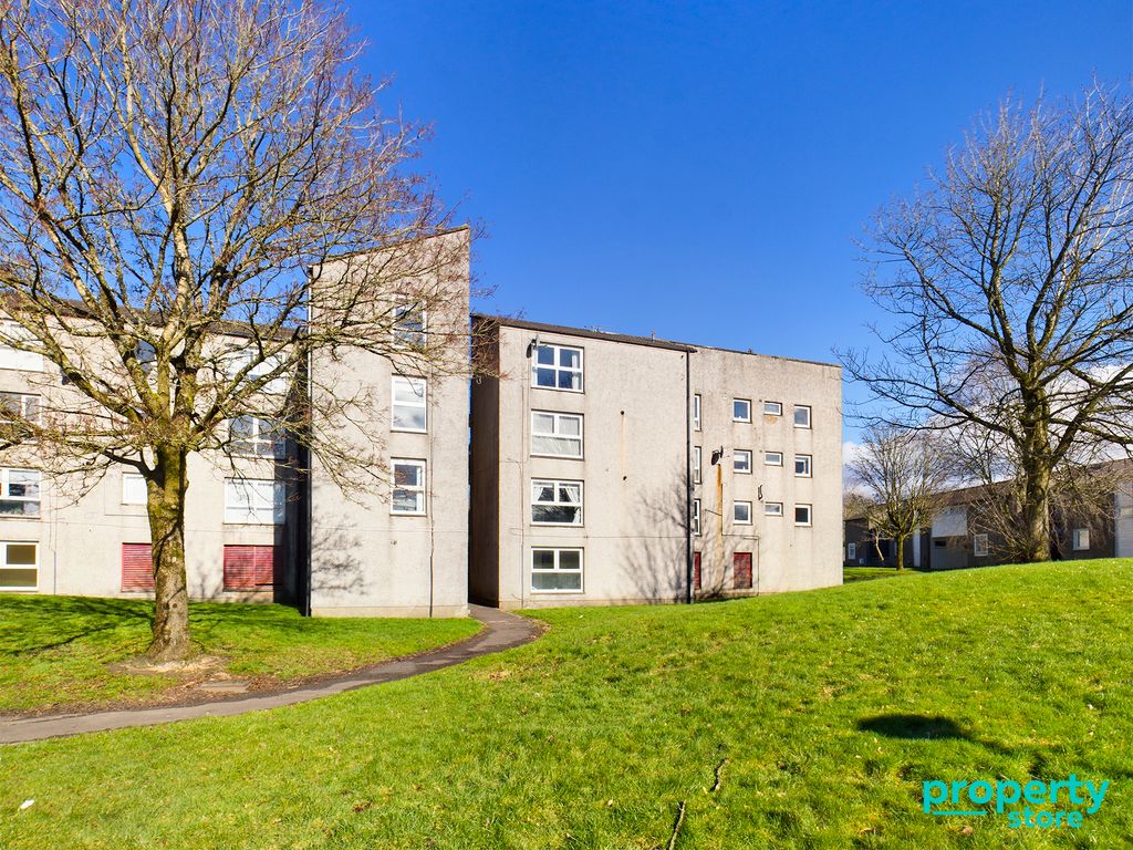 2 bed flat to rent in Hazel Road, Cumbernauld, North Lanarkshire G67, £