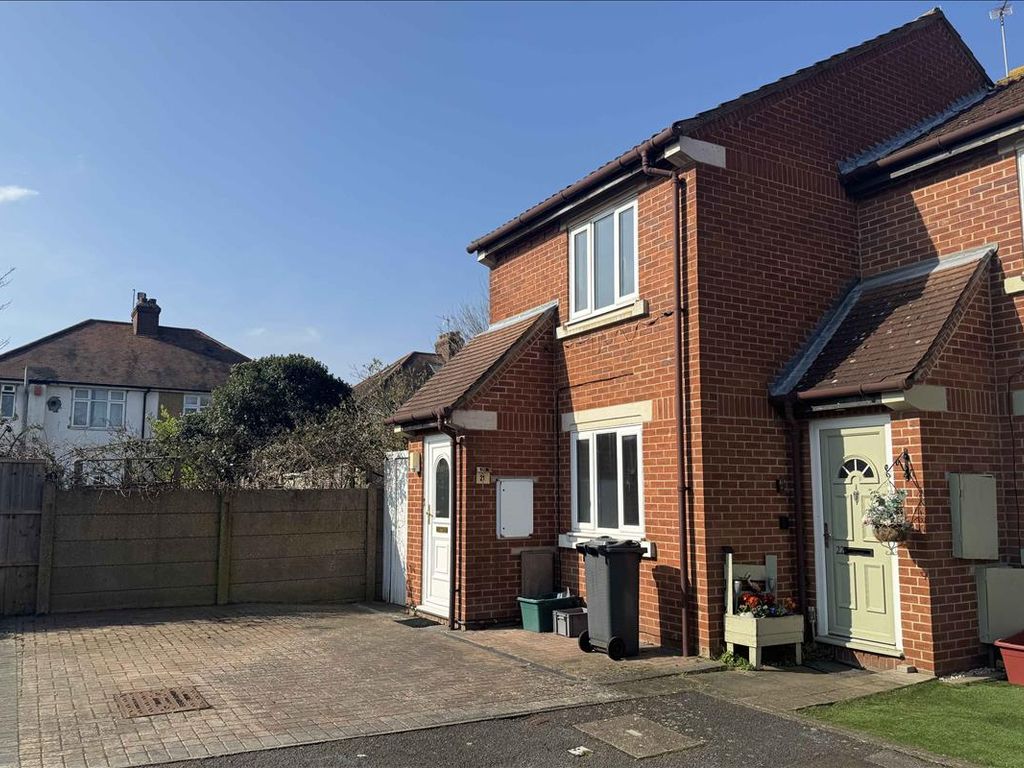 2 bed end terrace house for sale in Charleston Close, Feltham