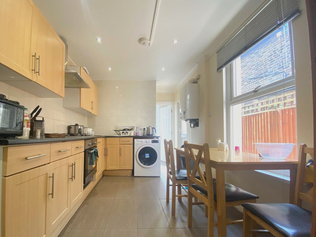 Room to rent in Graham Road, London SW19, £750 pcm Zoopla