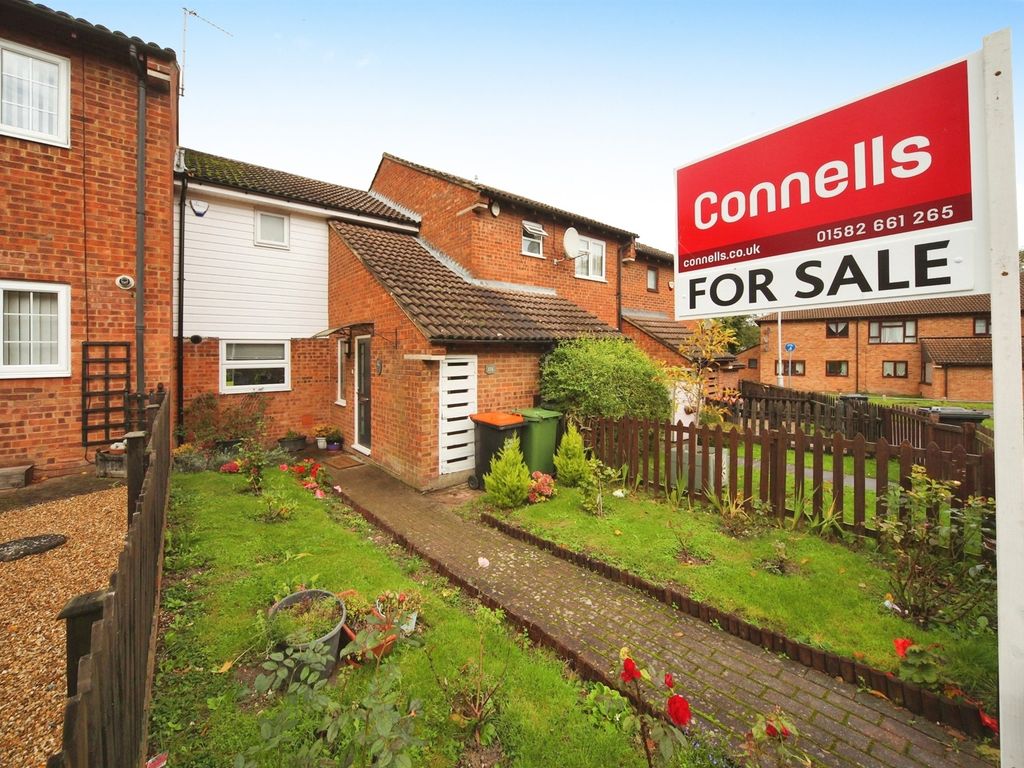 2 bed terraced house for sale in Spoondell, Dunstable LU6, £240,000