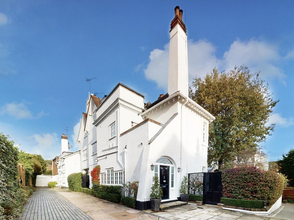 3 bed flat for sale in Kidderpore Avenue, Hampstead NW3, £1,400,000