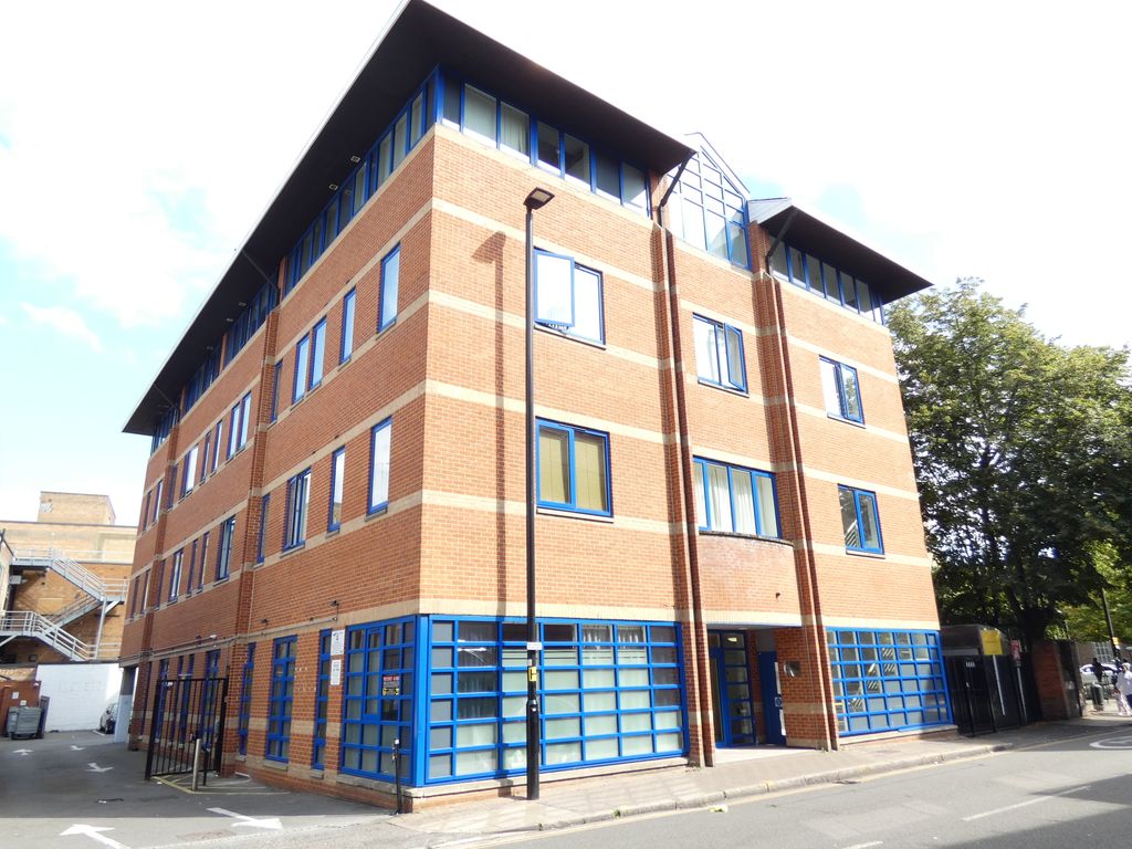 1 bed flat for sale in Douglas Road, Hounslow TW3, £220,000 Zoopla