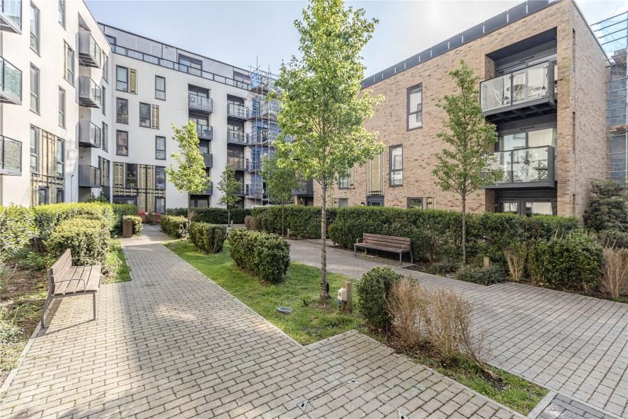 2 bed flat to rent in Garfield Road, Addlestone KT15, £1,500 pcm Zoopla