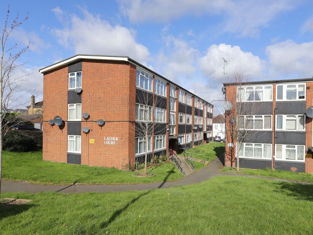 2 bed flat to rent in Lauder Court, Winchmore Hill Road N14, £1,800 pcm