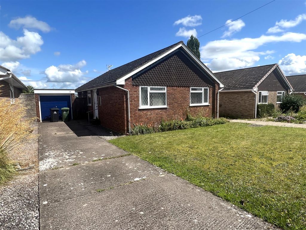 2 bed detached bungalow for sale in Frogmore Road, Huntley, Gloucester