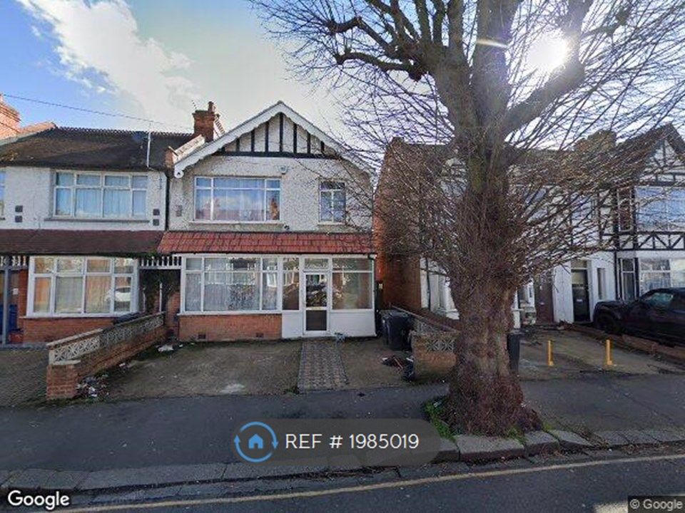 2 bed flat to rent in Bulstrode Avenue, Hounslow, Middx TW3, £1,700 pcm