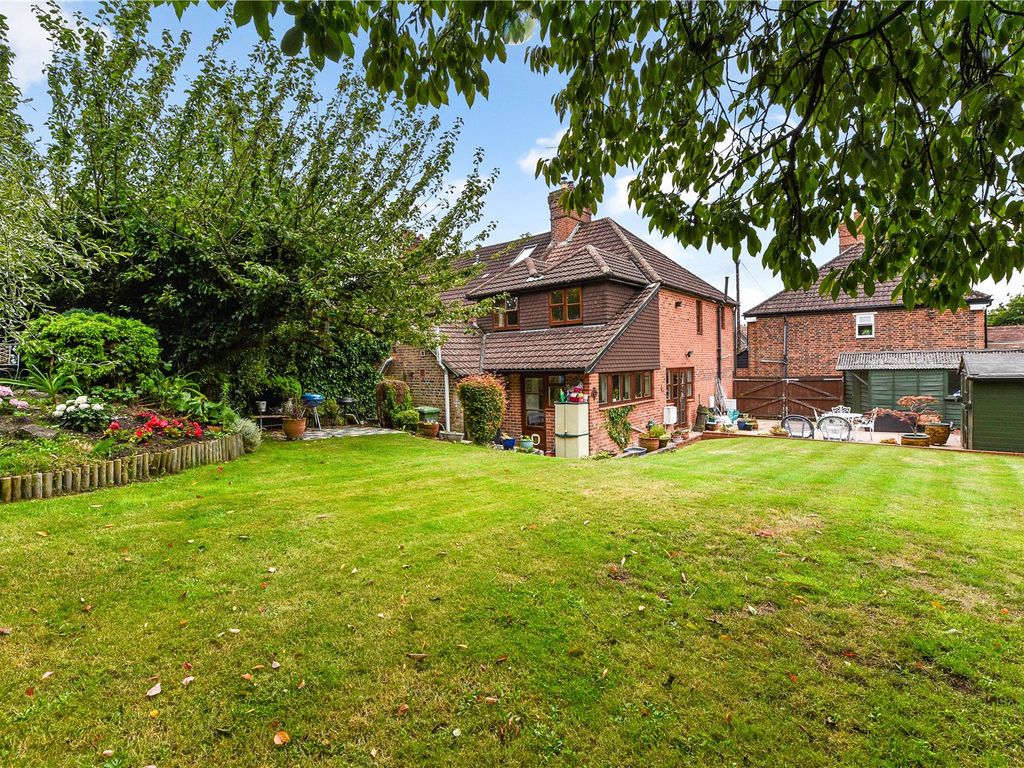 3 bed end terrace house for sale in Penns Road, Petersfield, Hampshire