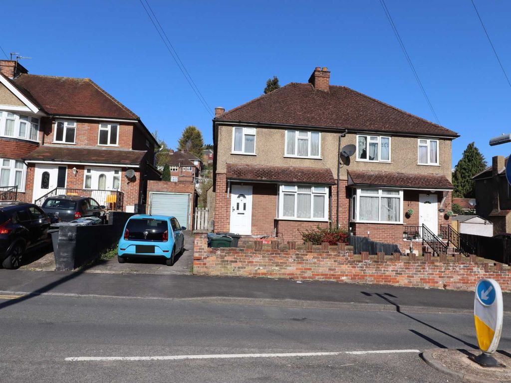 3 bed semidetached house to rent in Chairborough Road, High