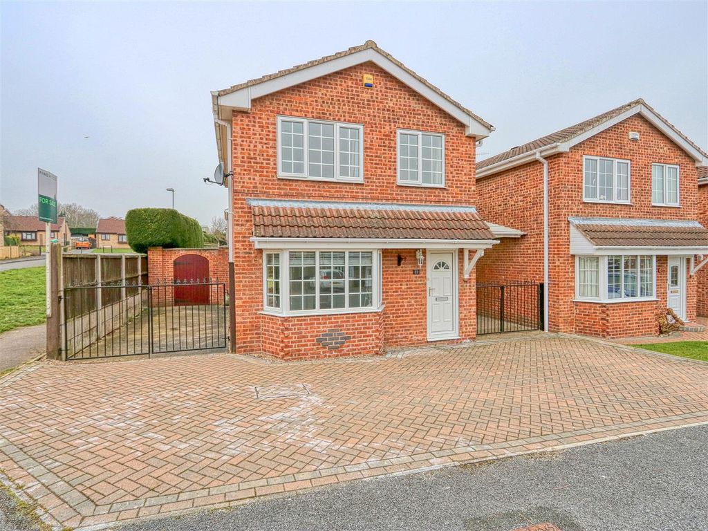 3 bed detached house for sale in Tunstall Green, Walton, Chesterfield