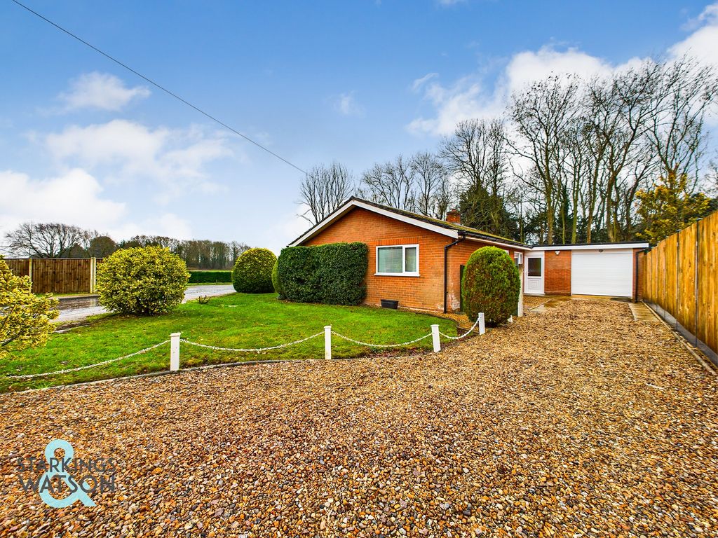 3 bed detached bungalow for sale in Old Hall Gardens, Brooke, Norwich