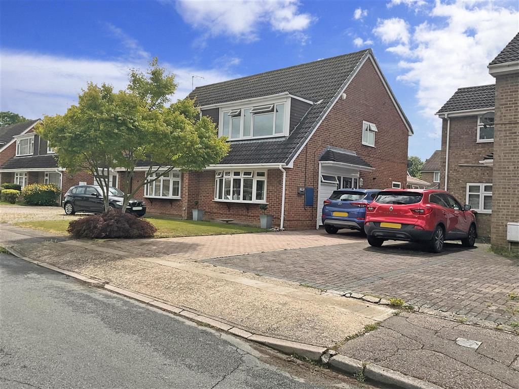 4 bed semidetached house for sale in Canvey Close, Broadfield, Crawley