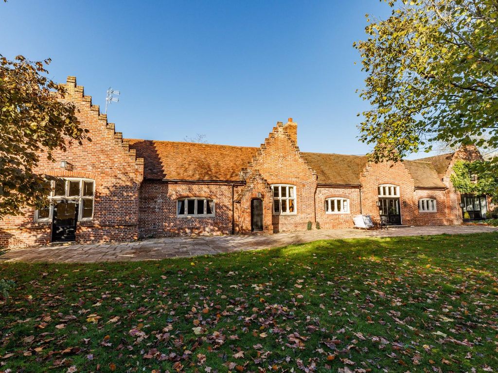 4 bed property for sale in Newton Hall Chase, Dunmow CM6 Zoopla