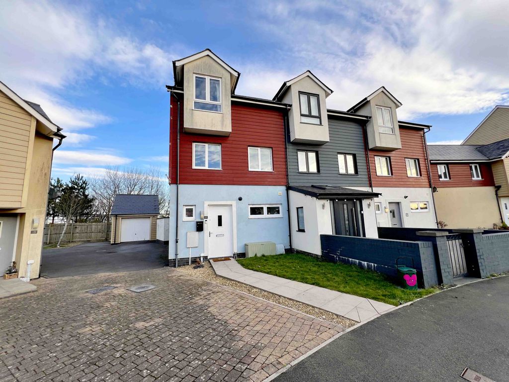 3 bed town house for sale in Penrhyn Gwyn, Machynys, Llanelli SA15, £