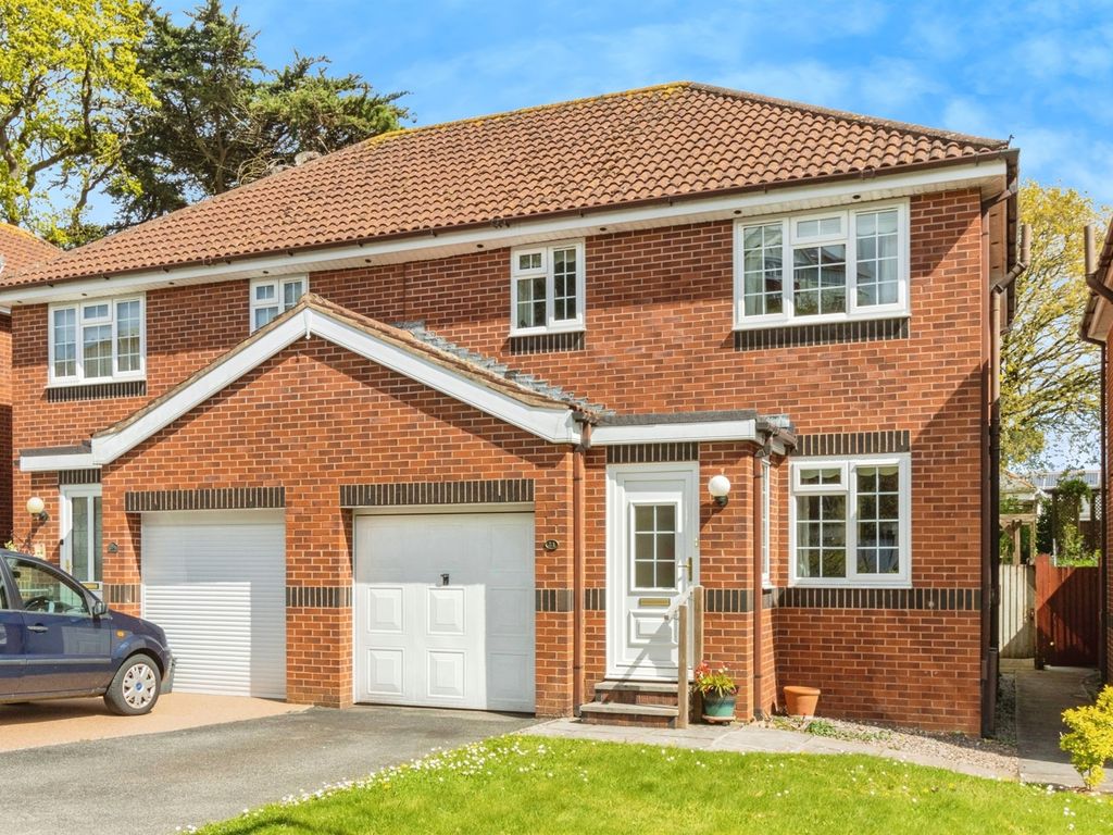 3 bed semidetached house for sale in Washington Close, Preston