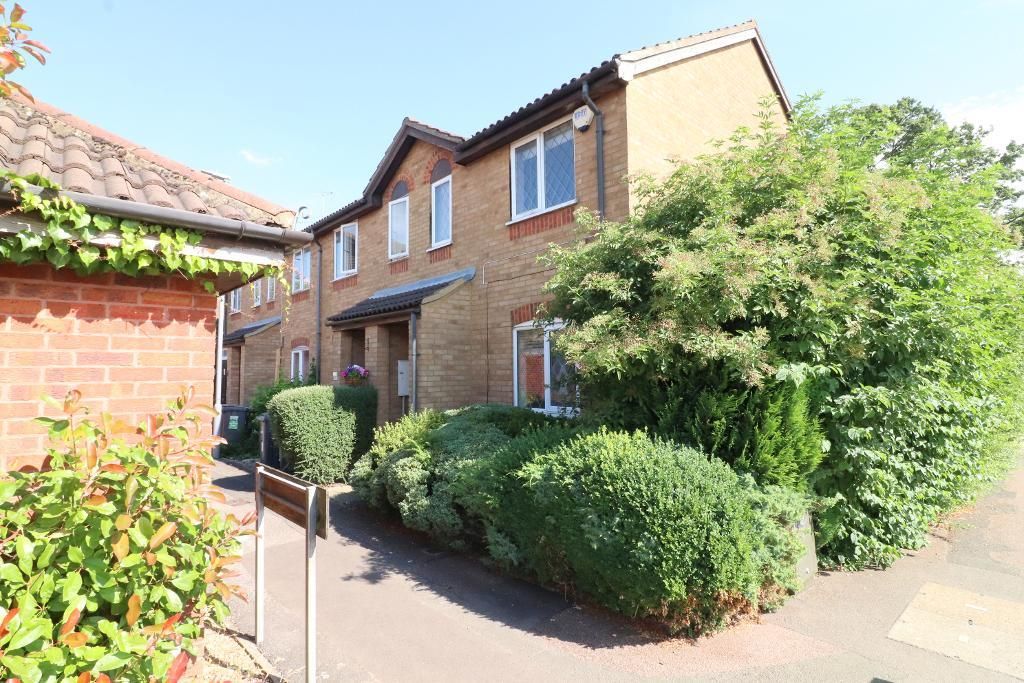 2 bed end terrace house for sale in Temple Close, Luton, Bedfordshire