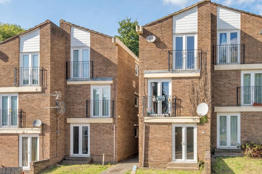2 bed flat for sale in Edgware, Middlesex HA8, £280,000 Zoopla