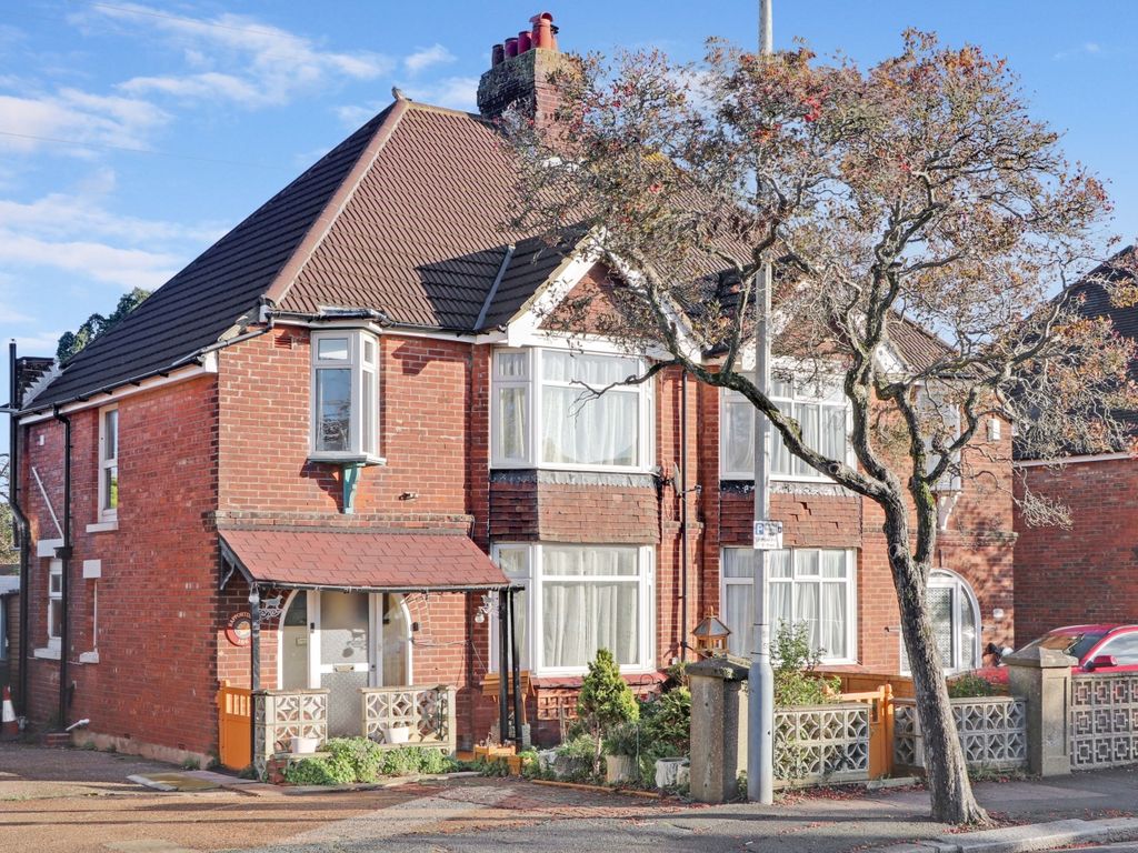 3 bed semidetached house for sale in Shorncliffe Road, Folkestone