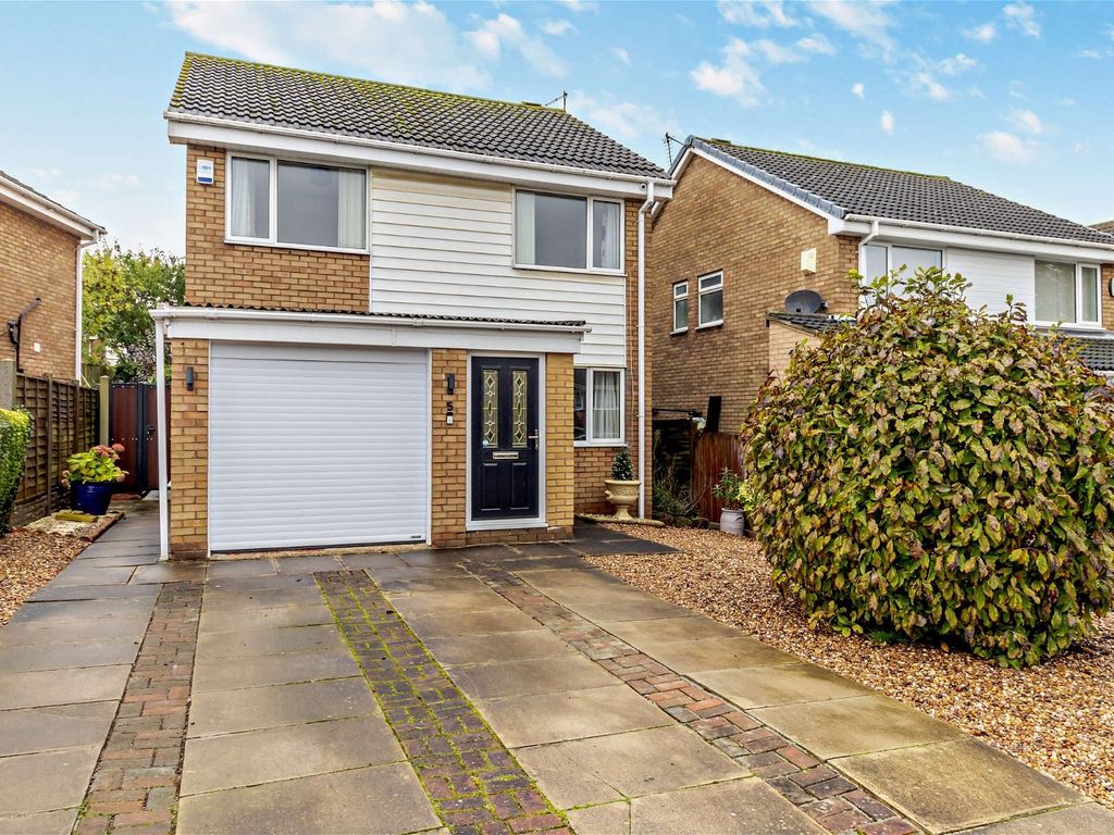 4 bed detached house for sale in Sharlston Gardens, Rossington