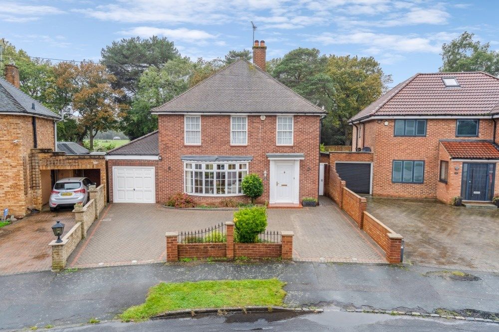 3 bed detached house for sale in Wood Lane Close, Iver SL0, £995,000