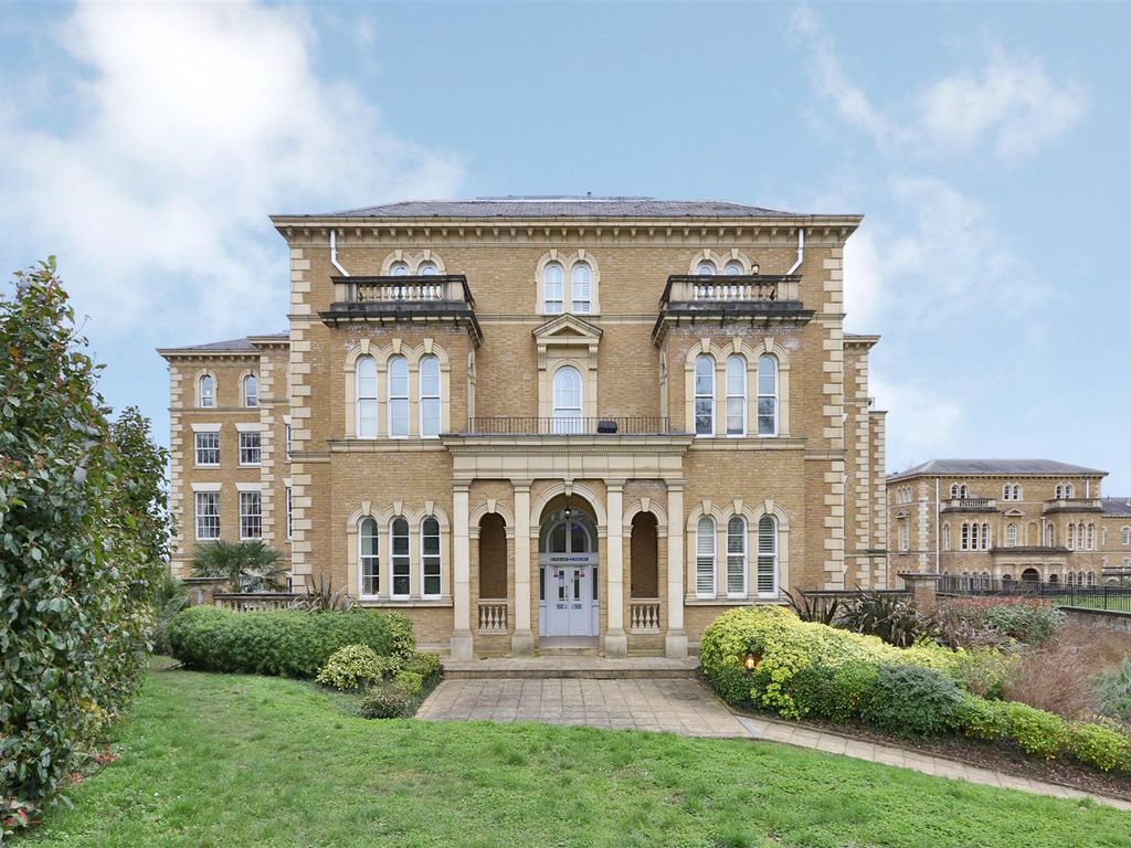 2 bed flat to rent in Princess Park Manor, Royal Drive, New Southgate