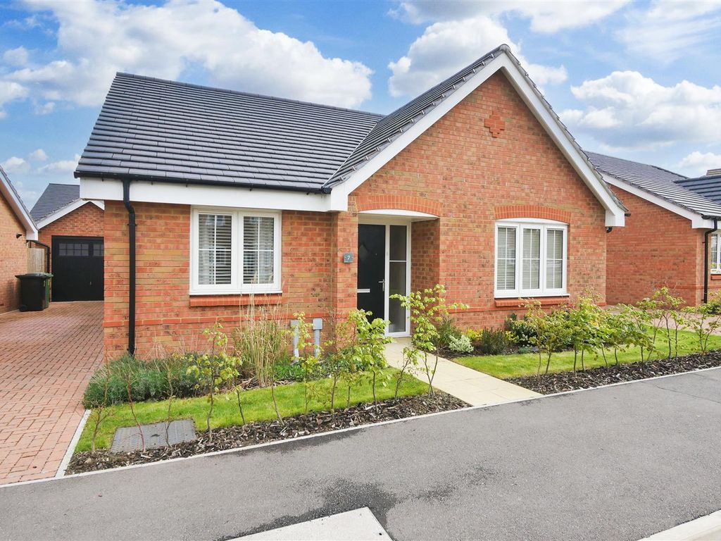 2 bed detached bungalow for sale in Cornflower Drive, Cholsey