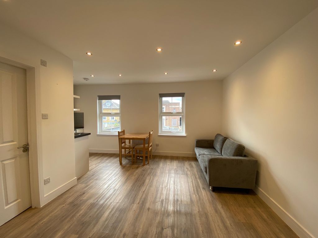1 bed flat to rent in Seven Sisters Road, Holloway, London N7, £1,650