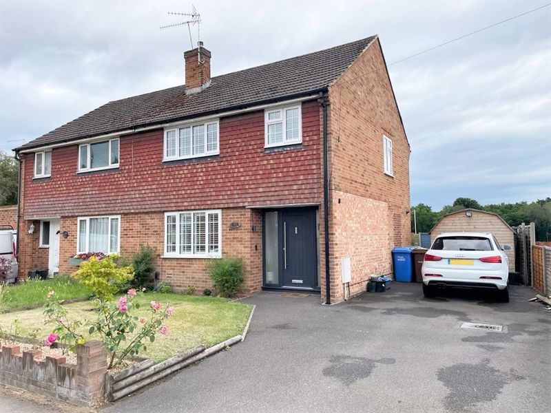 3 bed semidetached house for sale in Weybourne Road, Aldershot GU11
