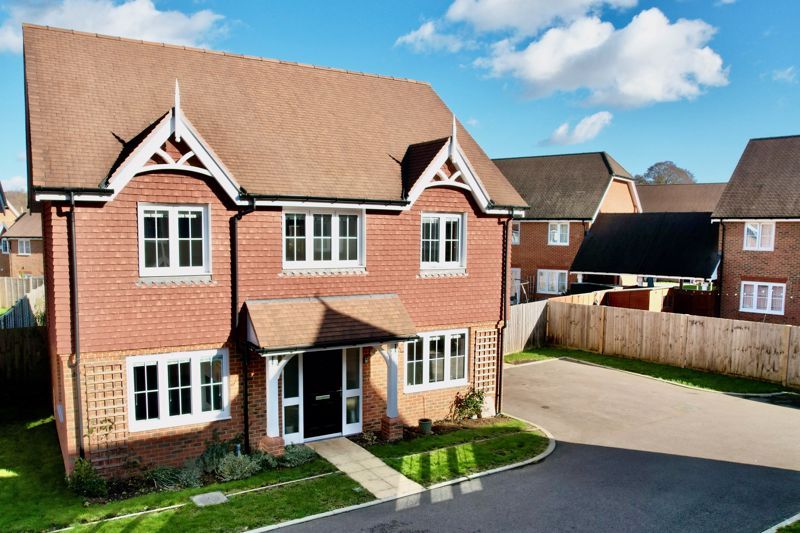 4 bed detached house for sale in Somerset Close, Elstead, Surrey GU8, £