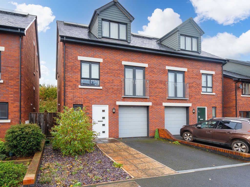 4 bed semidetached house to rent in Orchard Close, Crediton EX17, £