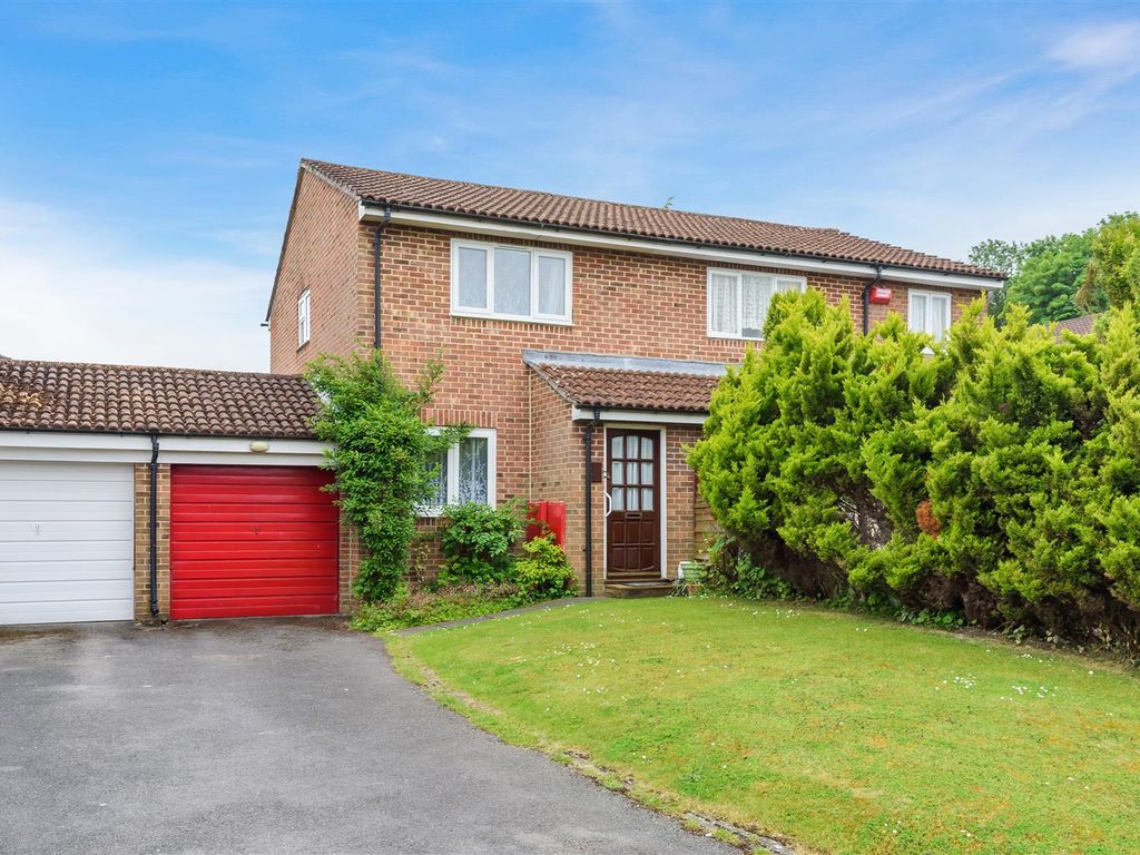 2 bed semidetached house for sale in Ellington Drive, Basingstoke RG22