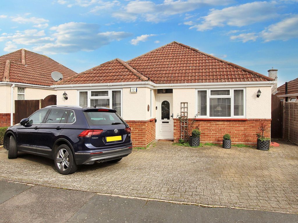3 bed detached bungalow for sale in High Mead, West Wickham BR4, £