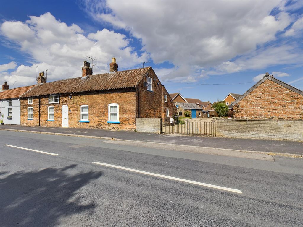 4 bed semidetached house for sale in Joiners House, Joiners Shop Row