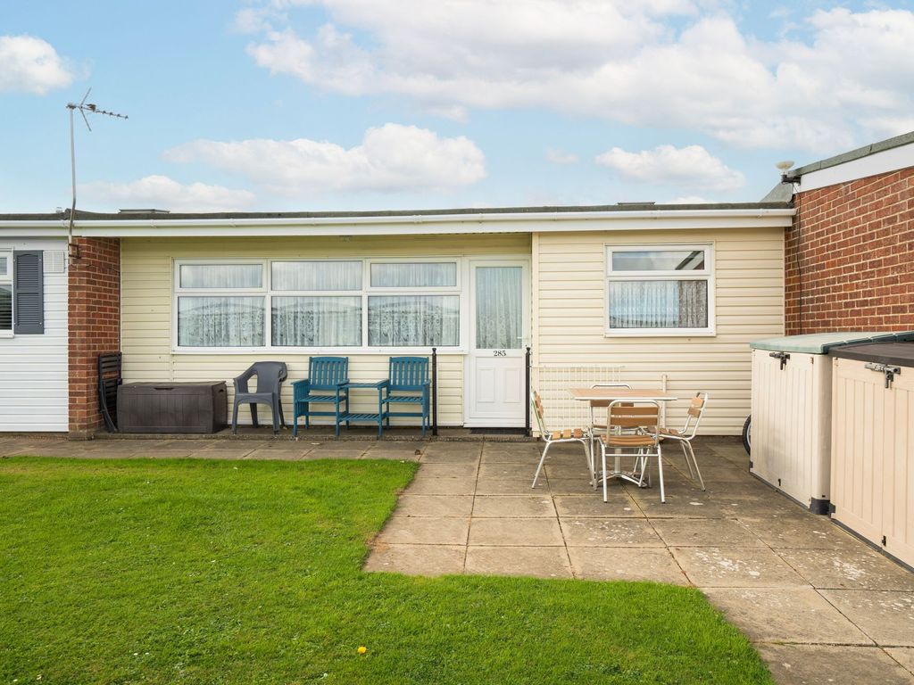 3 bed mobile/park home for sale in Newport Road, Hemsby NR29, £40,000