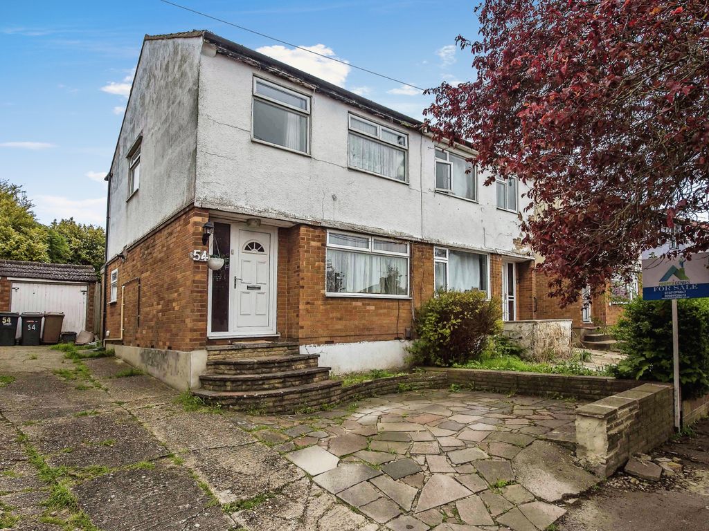 3 bed semidetached house for sale in Grampian Way, Luton, Bedfordshire