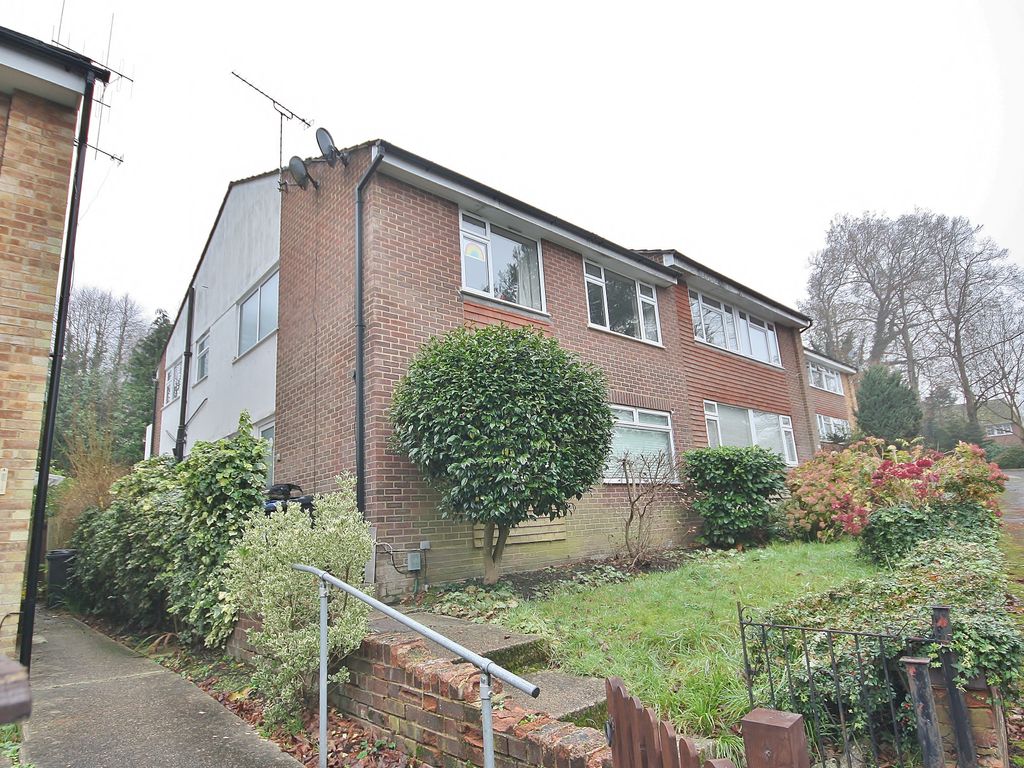 2 bed flat to rent in Dale View, Woking, Surrey GU21, £1,300 pcm Zoopla