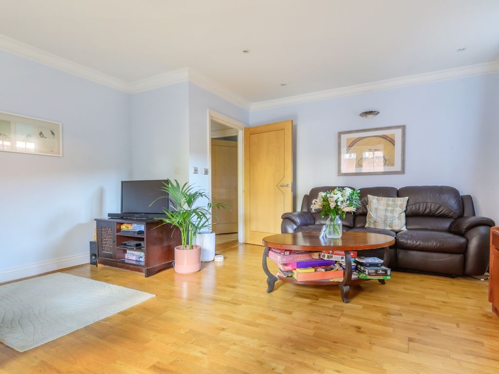 2 bed flat to rent in Croydon Road, Reigate RH2, £1,600 pcm Zoopla