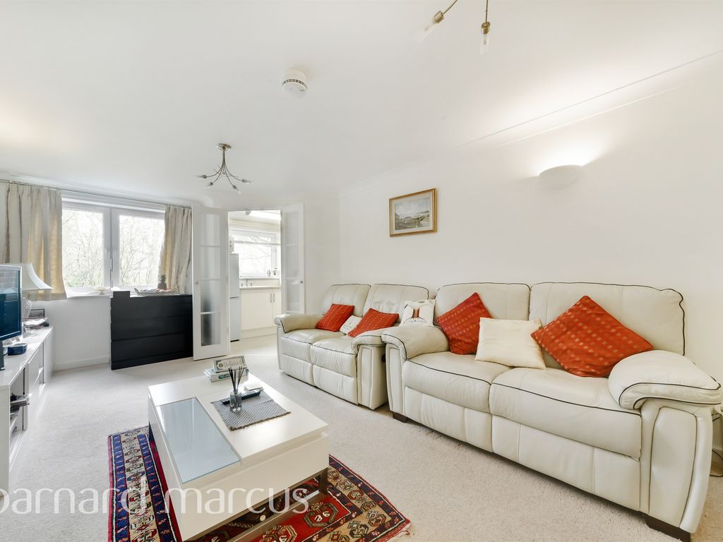 2 bed flat for sale in Manor Road North, Hinchley Wood, Esher KT10, £