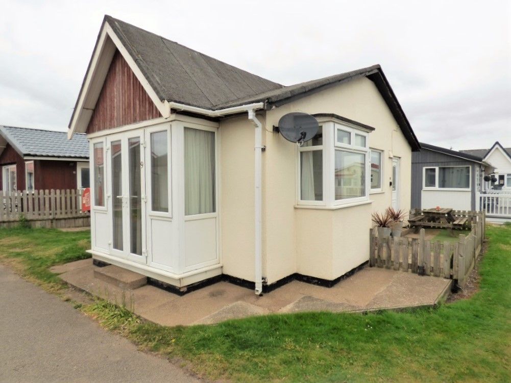 2 bed mobile/park home for sale in Fifth Avenue, South Shore Park