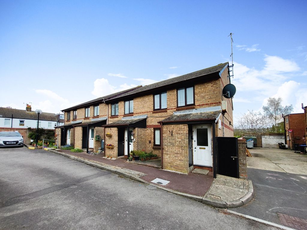 Serviced flat for sale in Penrith Court, Broadwater Street East