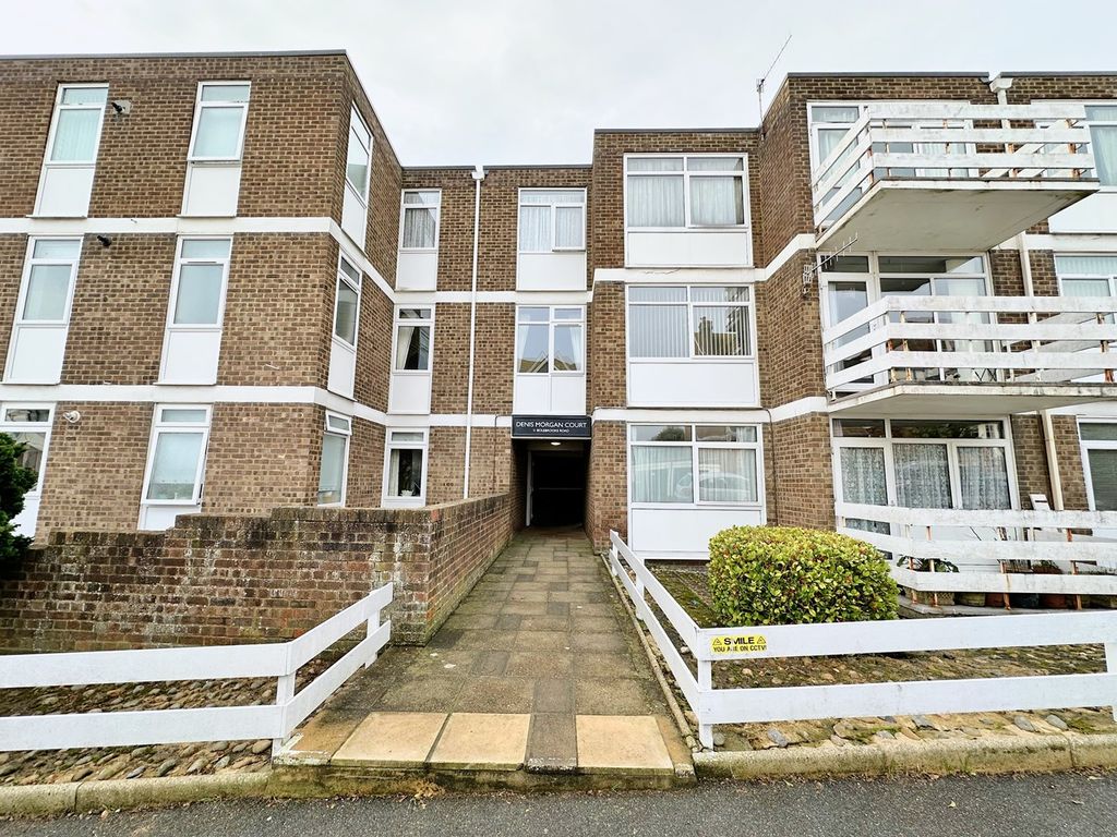 2 bed flat to rent in Bolebrooke Road, BexhillOnSea TN40, £975 pcm