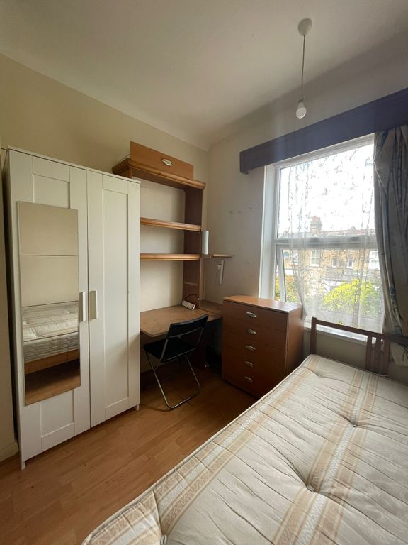 Room to rent in Gladstone Avenue, London N22, £650 pcm Zoopla